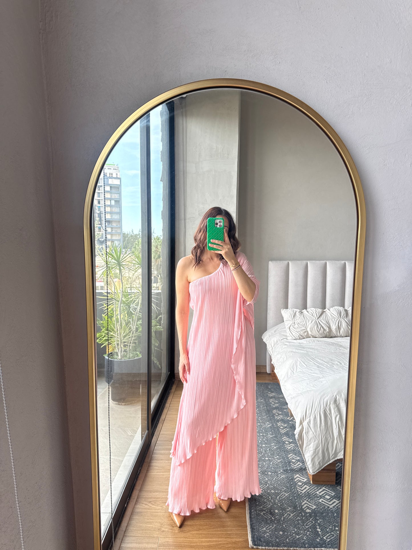 Set blusa one shoulder y pantalón plaid rosa