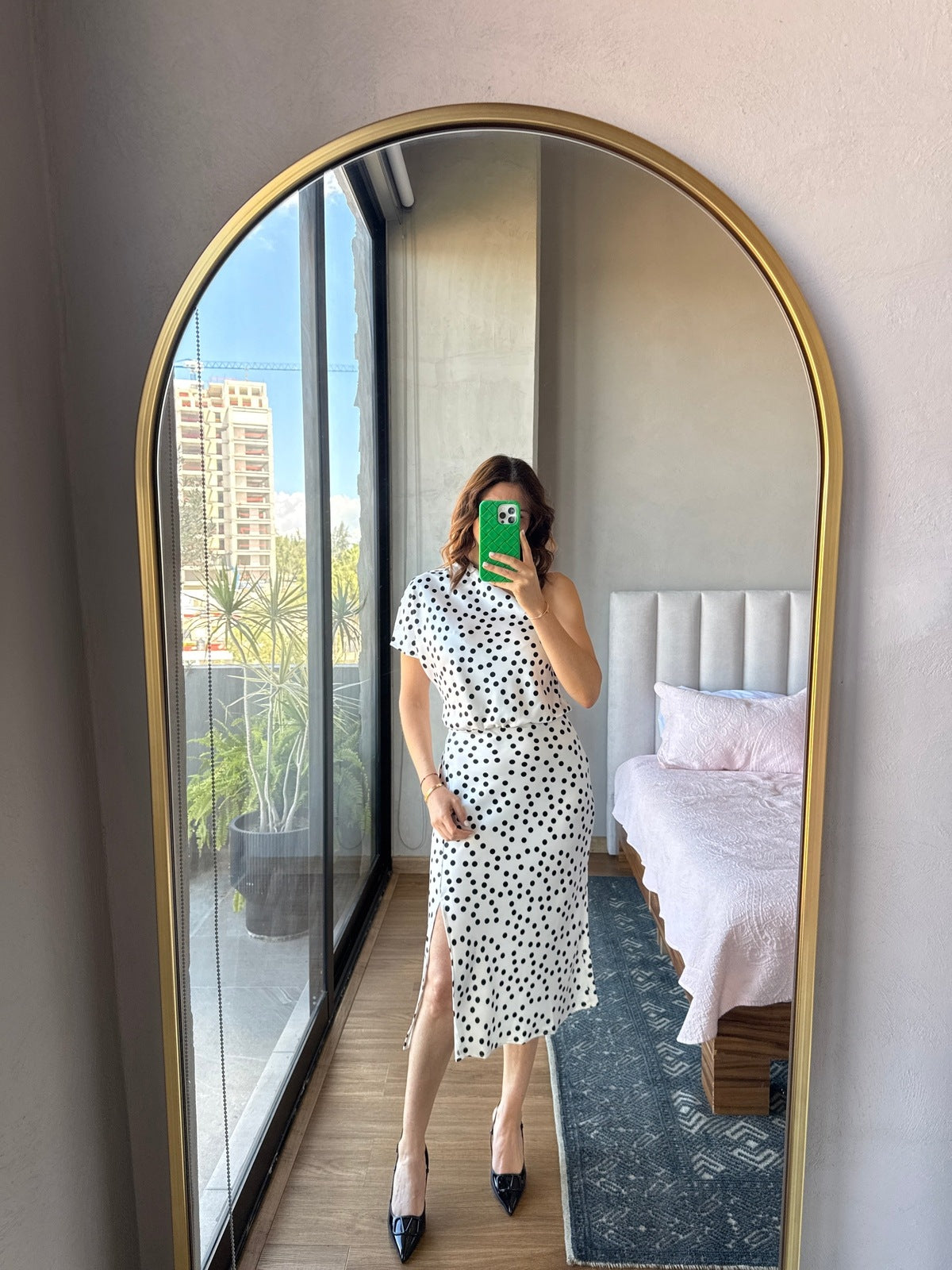 Vestido midi one shoulder lunares blanco