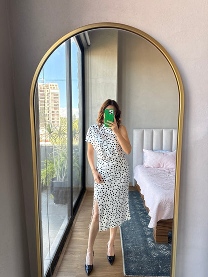 Vestido midi one shoulder lunares blanco