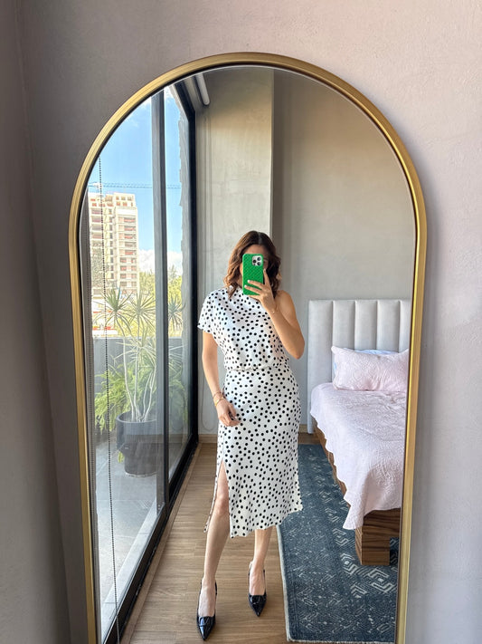 Vestido midi one shoulder lunares blanco