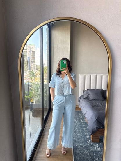 Set blusa y pantalón denim detalle flores corte laser