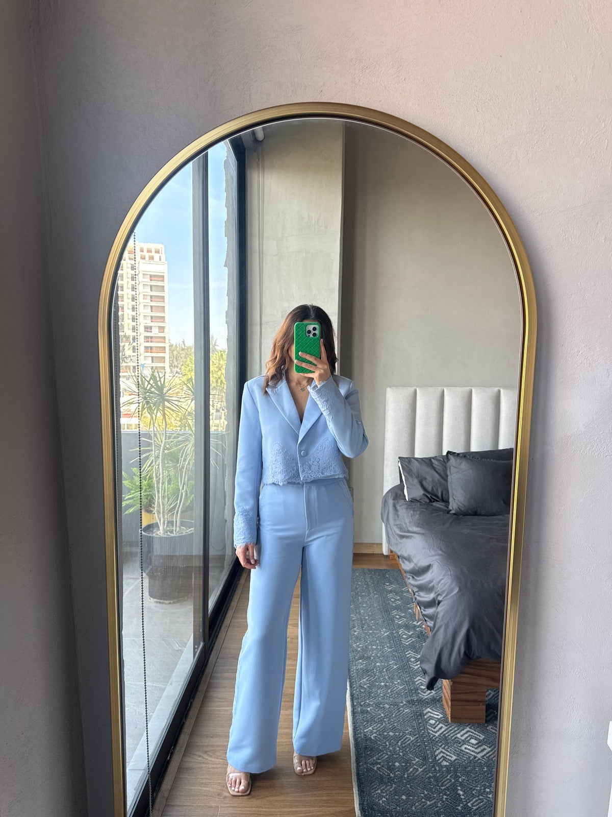 Set blazer corto y pantalón con detalle lace azul