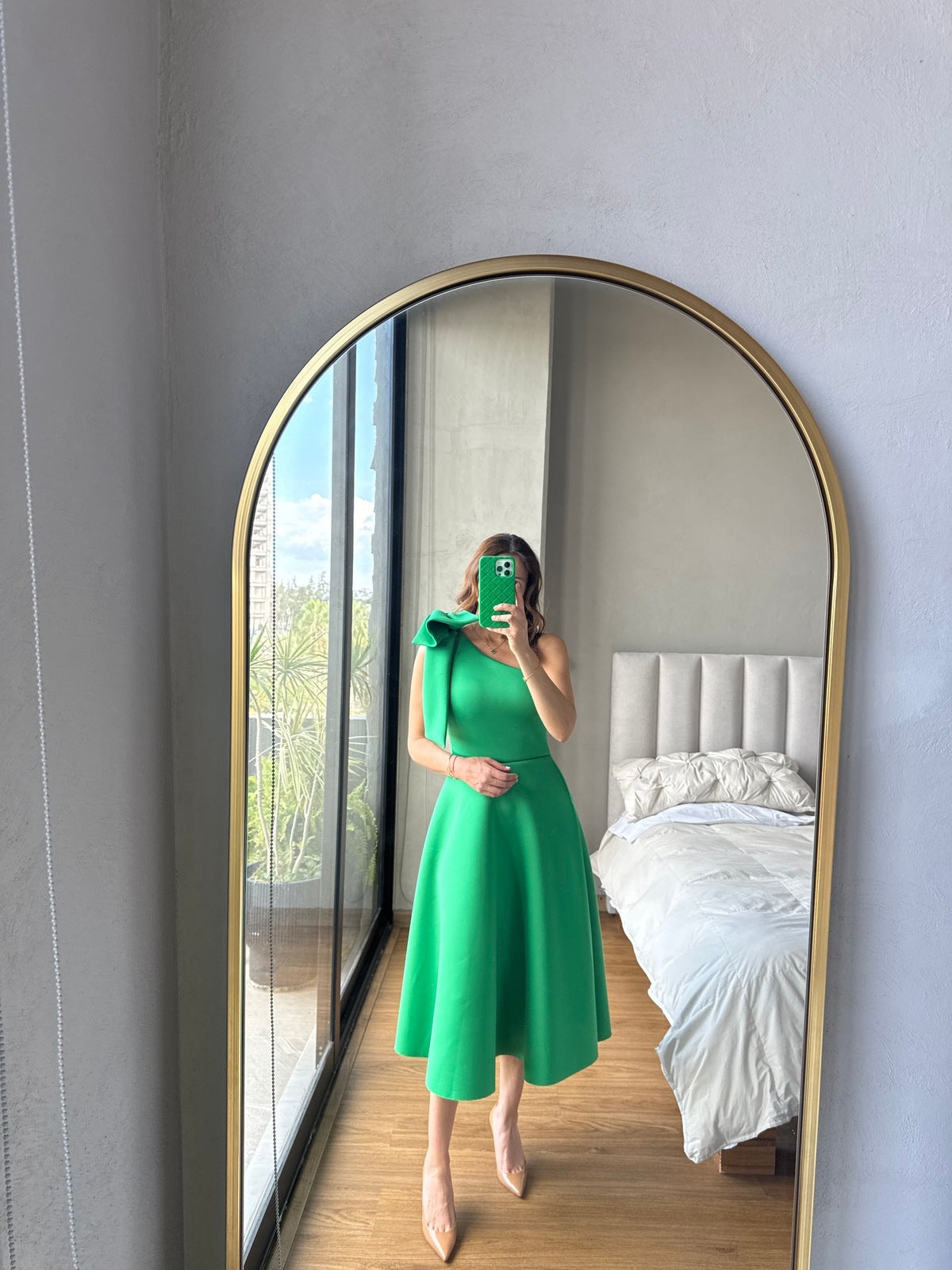 Vestido one shoulder moño linea verde
