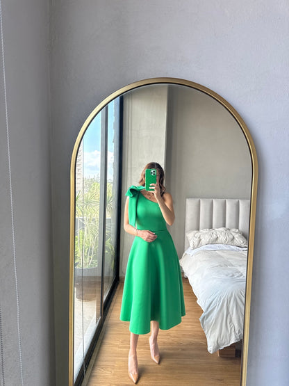 Vestido one shoulder moño linea verde