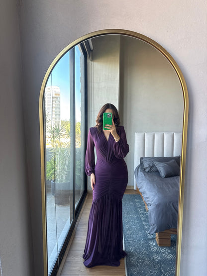 Vestido maxi cuello V detalle drapeado uva