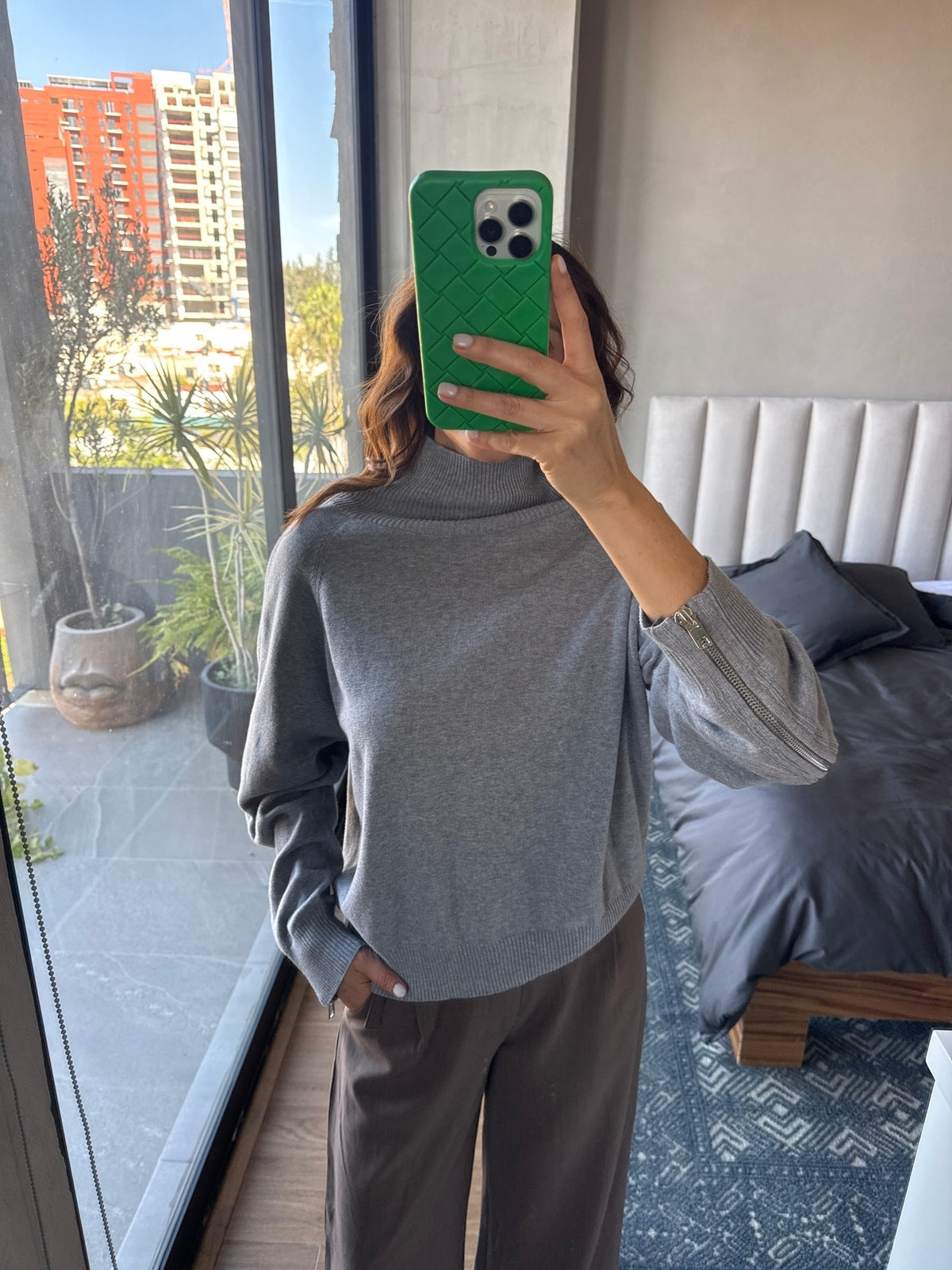 Sweater cuello cierres gris