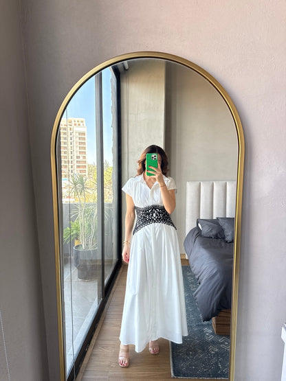 Vestido maxi blanco con detalle cinto negro corte laser