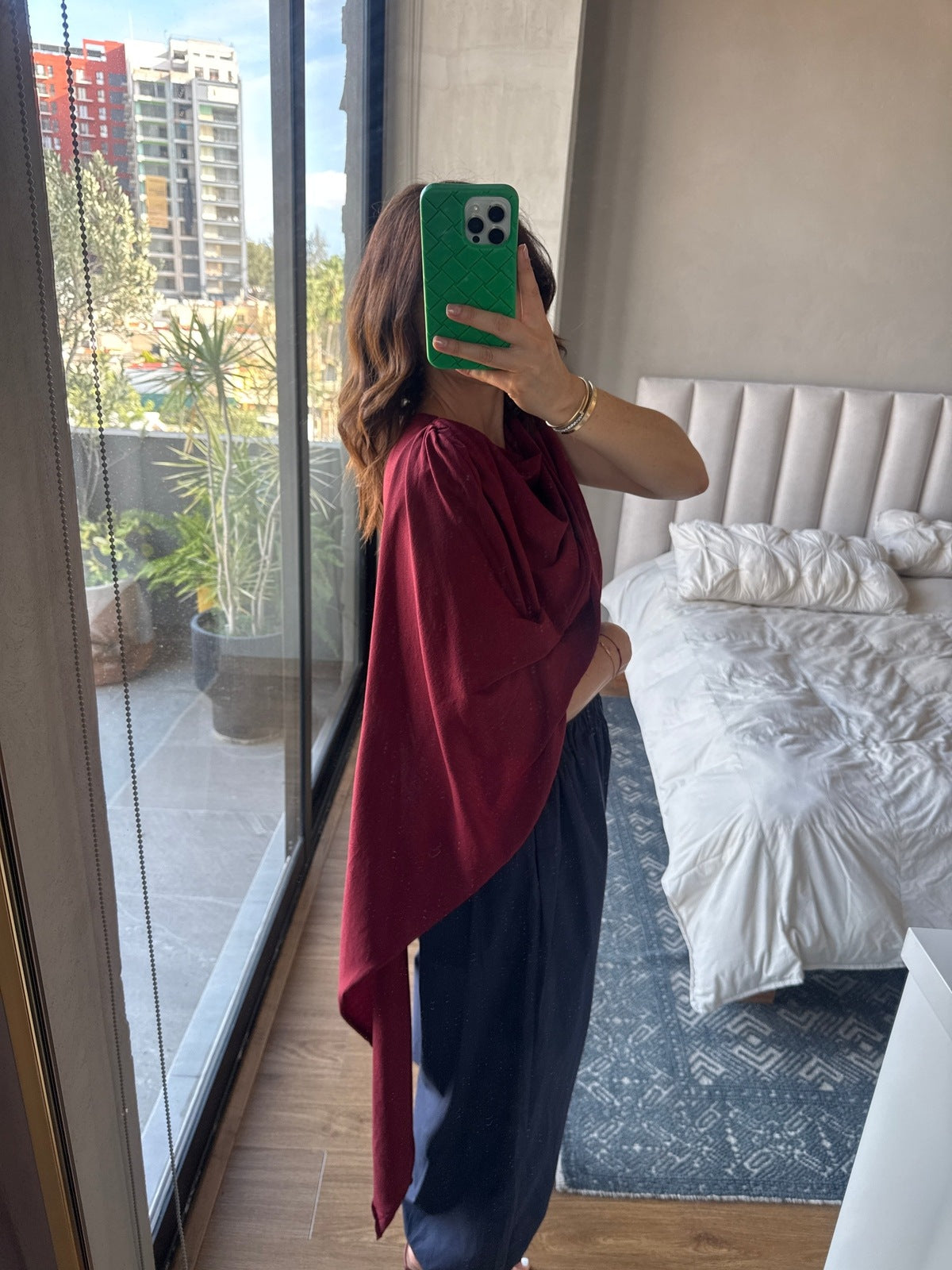 Blusa asimétrica con detalle drapeado tinto