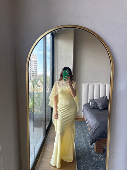 Vestido maxi con capa satín amarillo