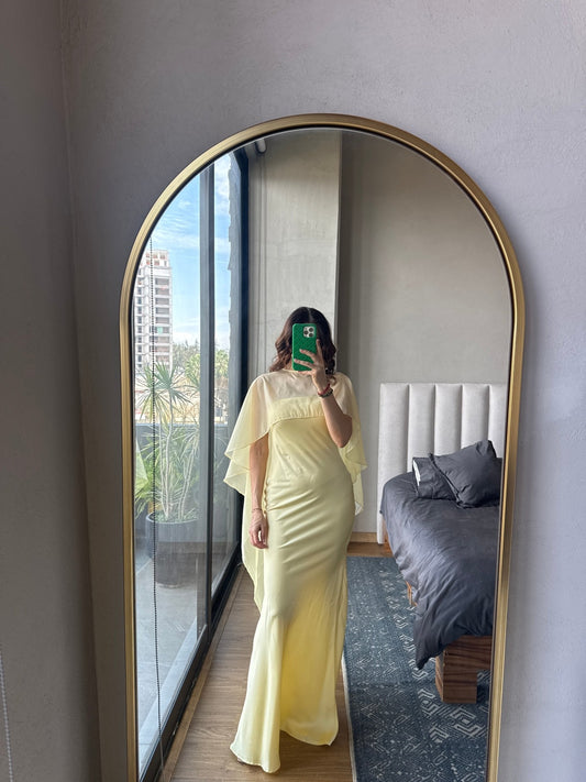 Vestido maxi con capa satín amarillo
