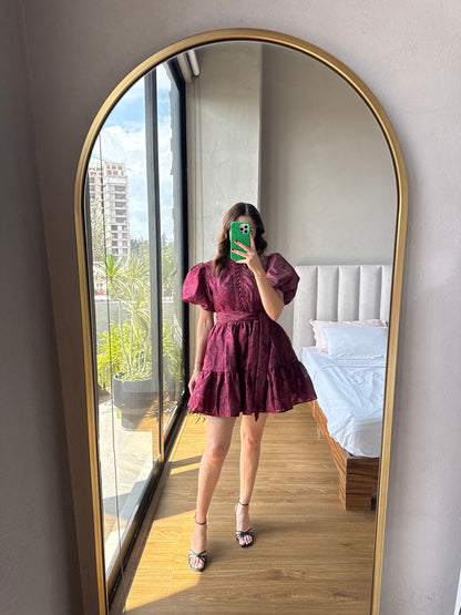 Vestido corto tinto manga globo