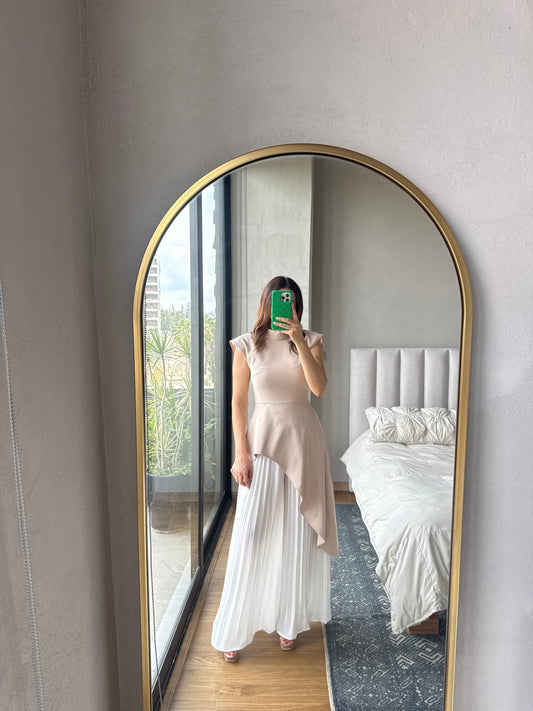 Set blusa larga beige y falda pantalón plisado blanco