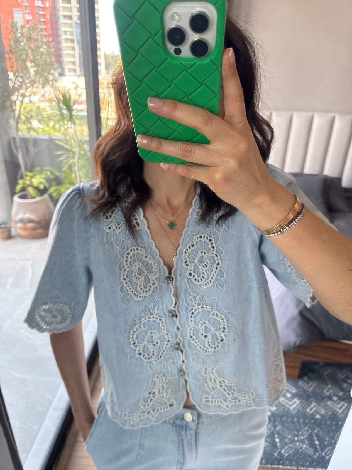 Set blusa y pantalón denim detalle flores corte laser