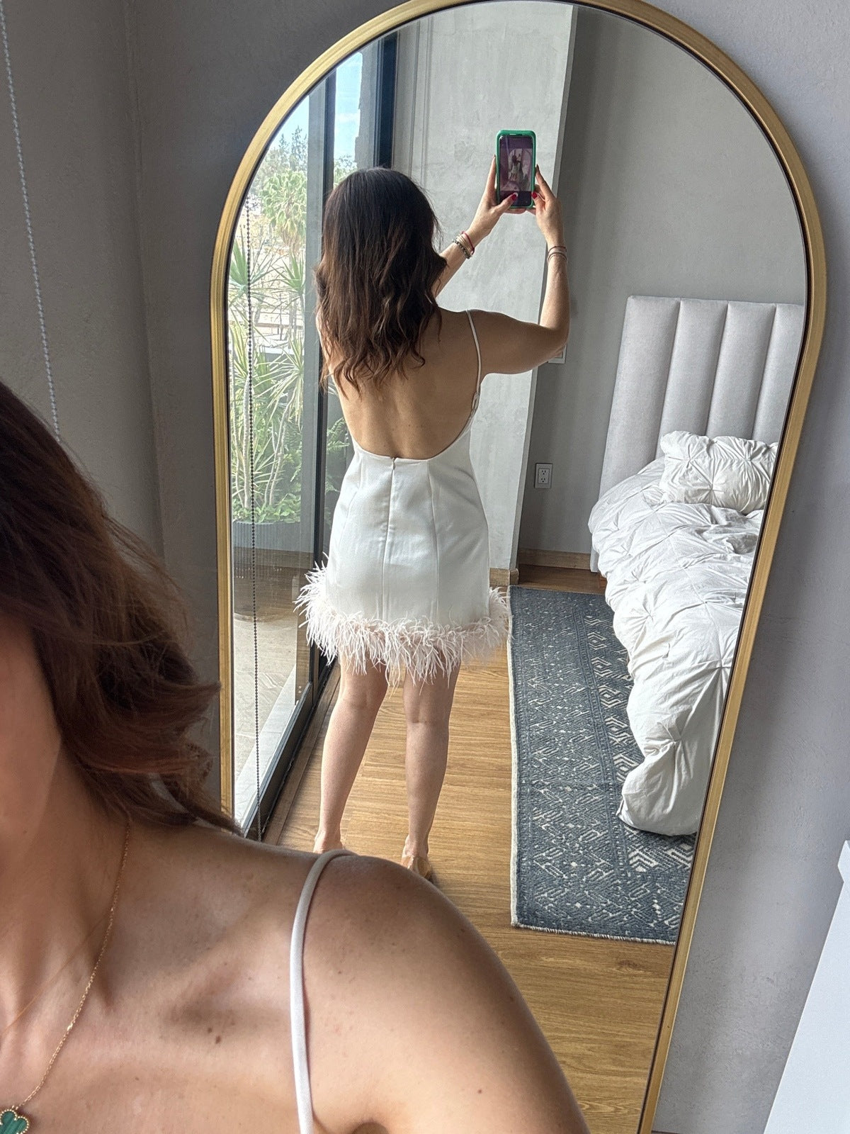 Vestido corto tirantes con detalle plumas