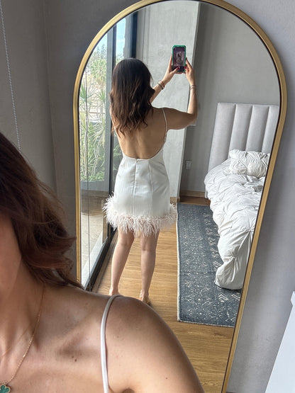 Vestido corto tirantes con detalle plumas