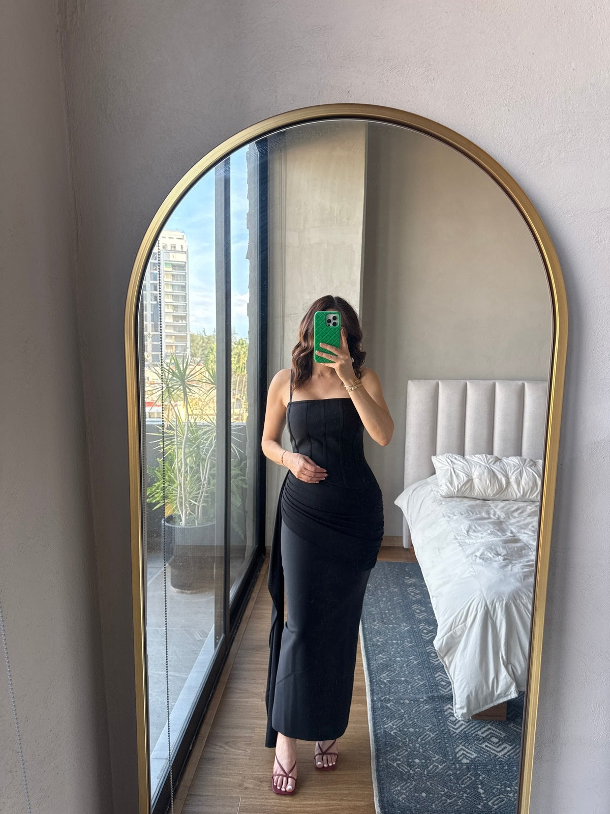 Vestido midi negro con detalle satín