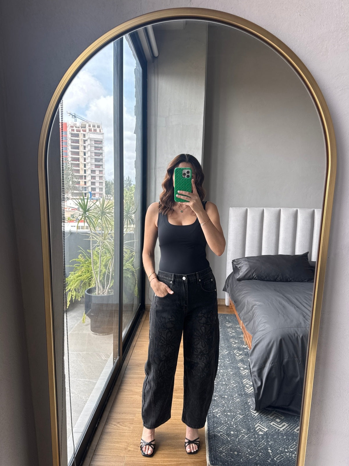 Jeans barrel con bordado gris