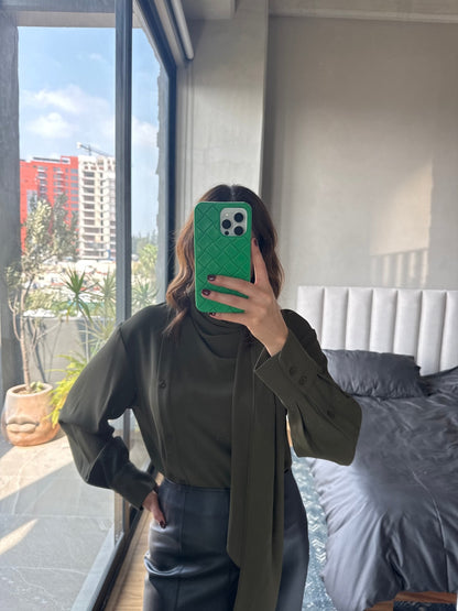 Blusa botones con detalle cuello olivo