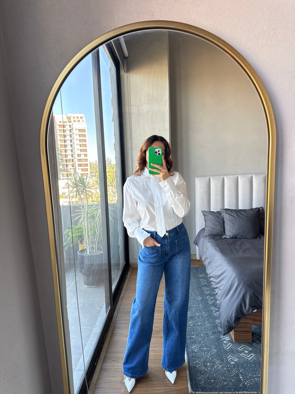 Blusa con corbata blanca
