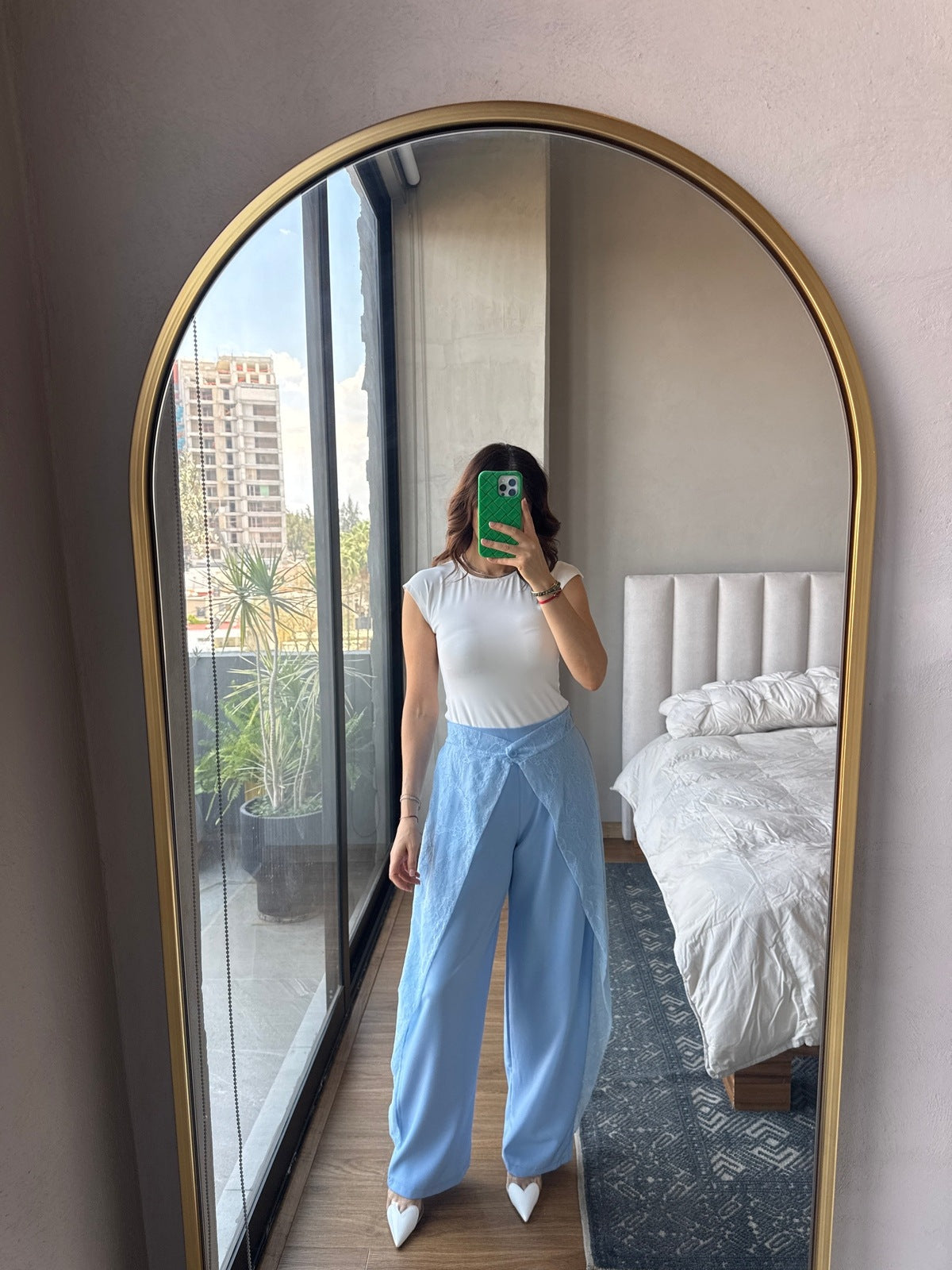 Pantalón con detalle lace y botón baby blue