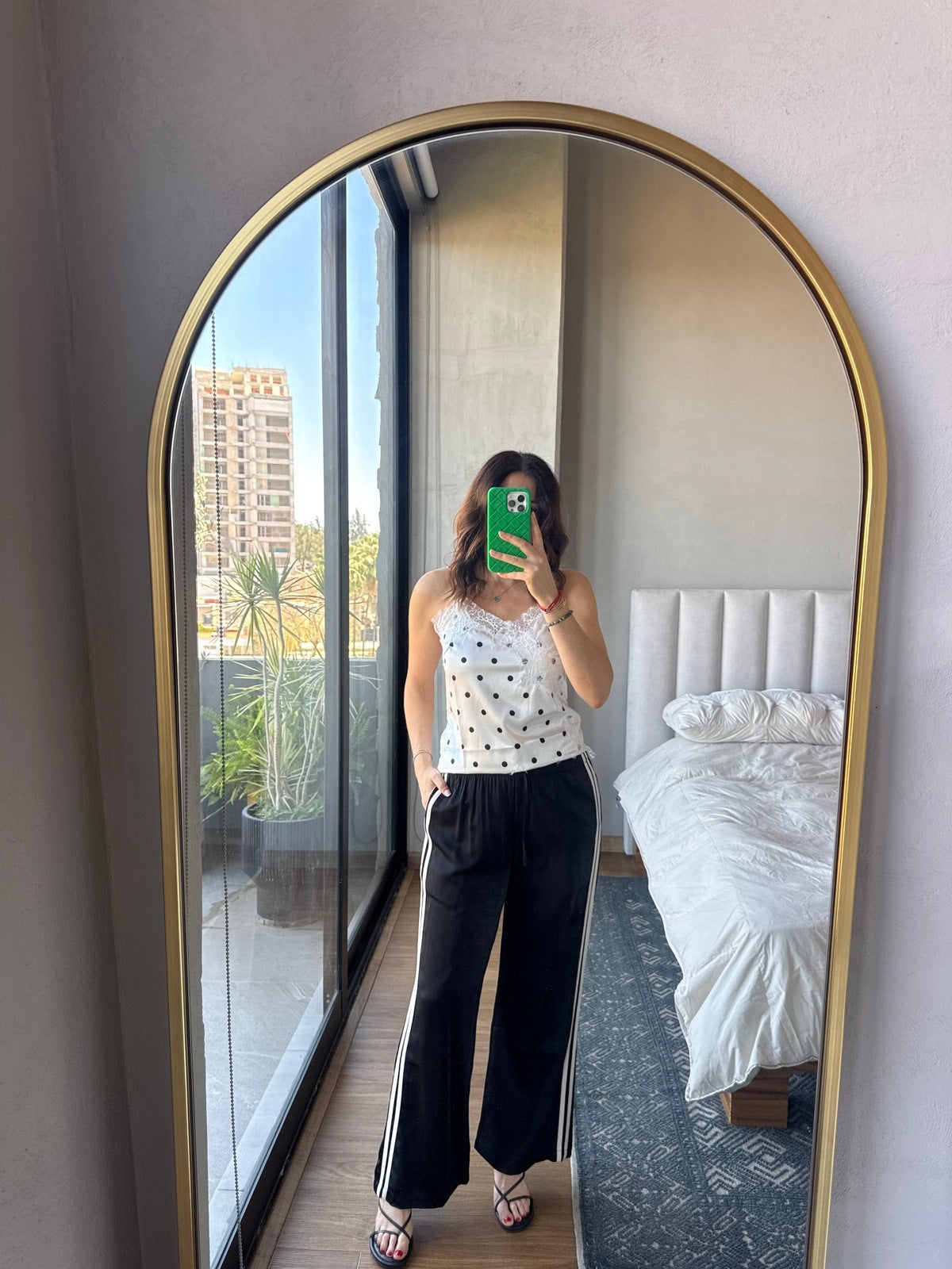 Track pants satín con linea negra
