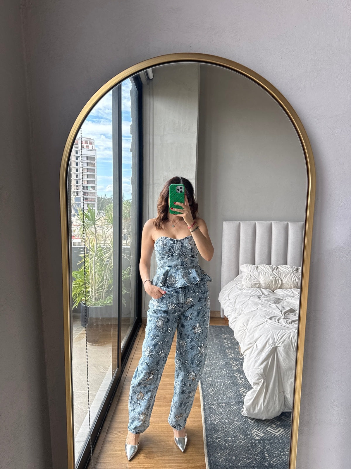 Set blusa strapless y jeans con aplicación