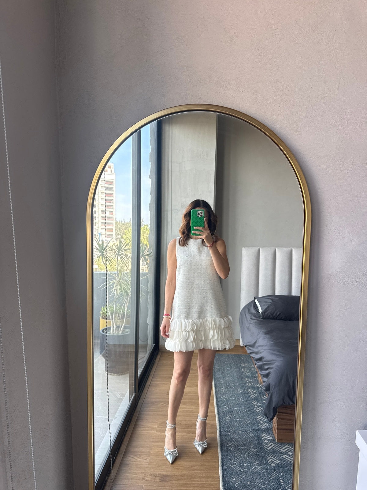 Vestido corto tweed crema con pétalos