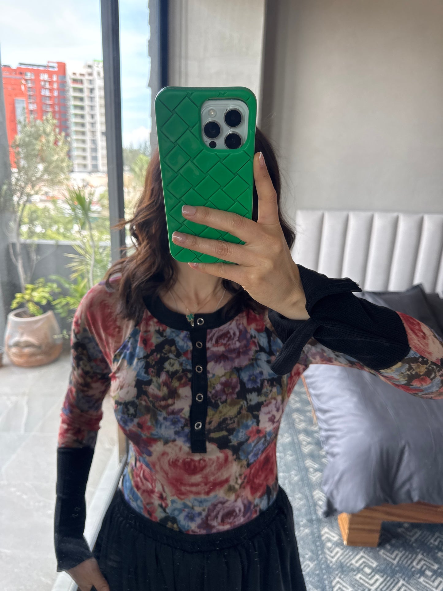 Blusa mesh flores detalle negro en puños