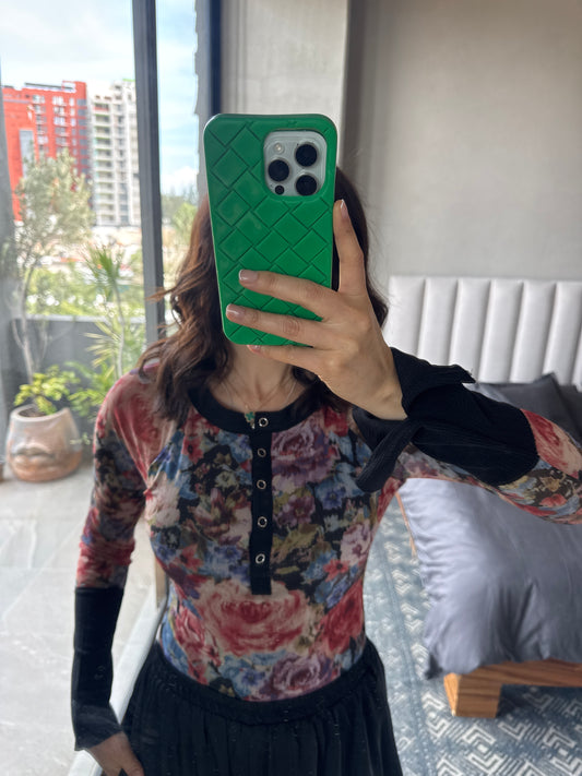 Blusa mesh flores detalle negro en puños
