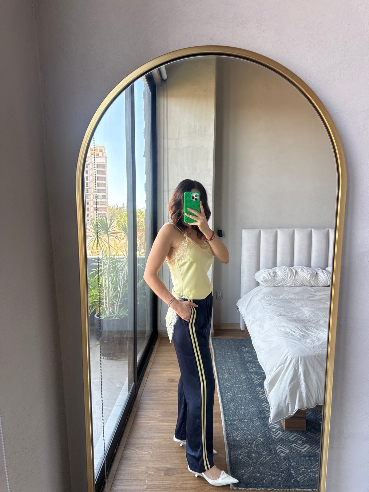 Track pants satín con linea navy