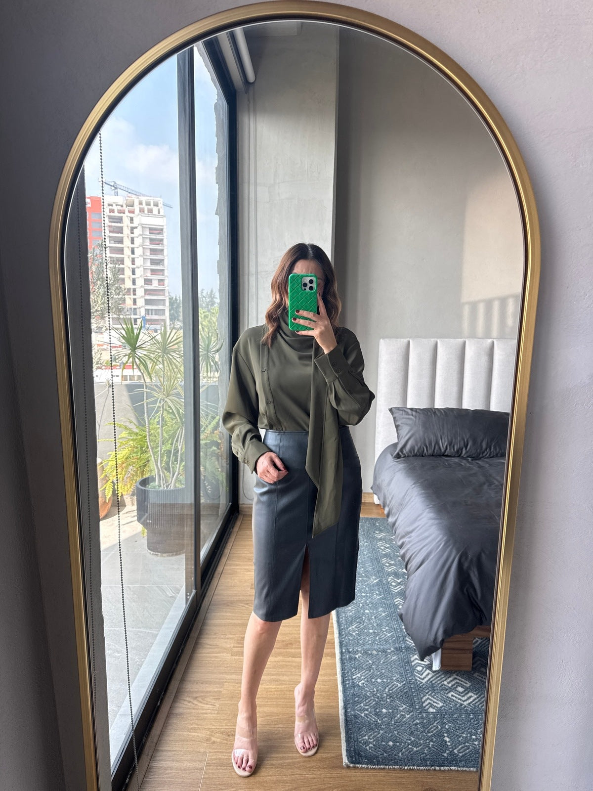 Falda midi abierta tipo piel negro