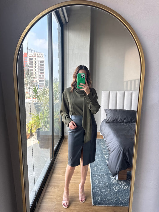 Falda midi abierta tipo piel negro