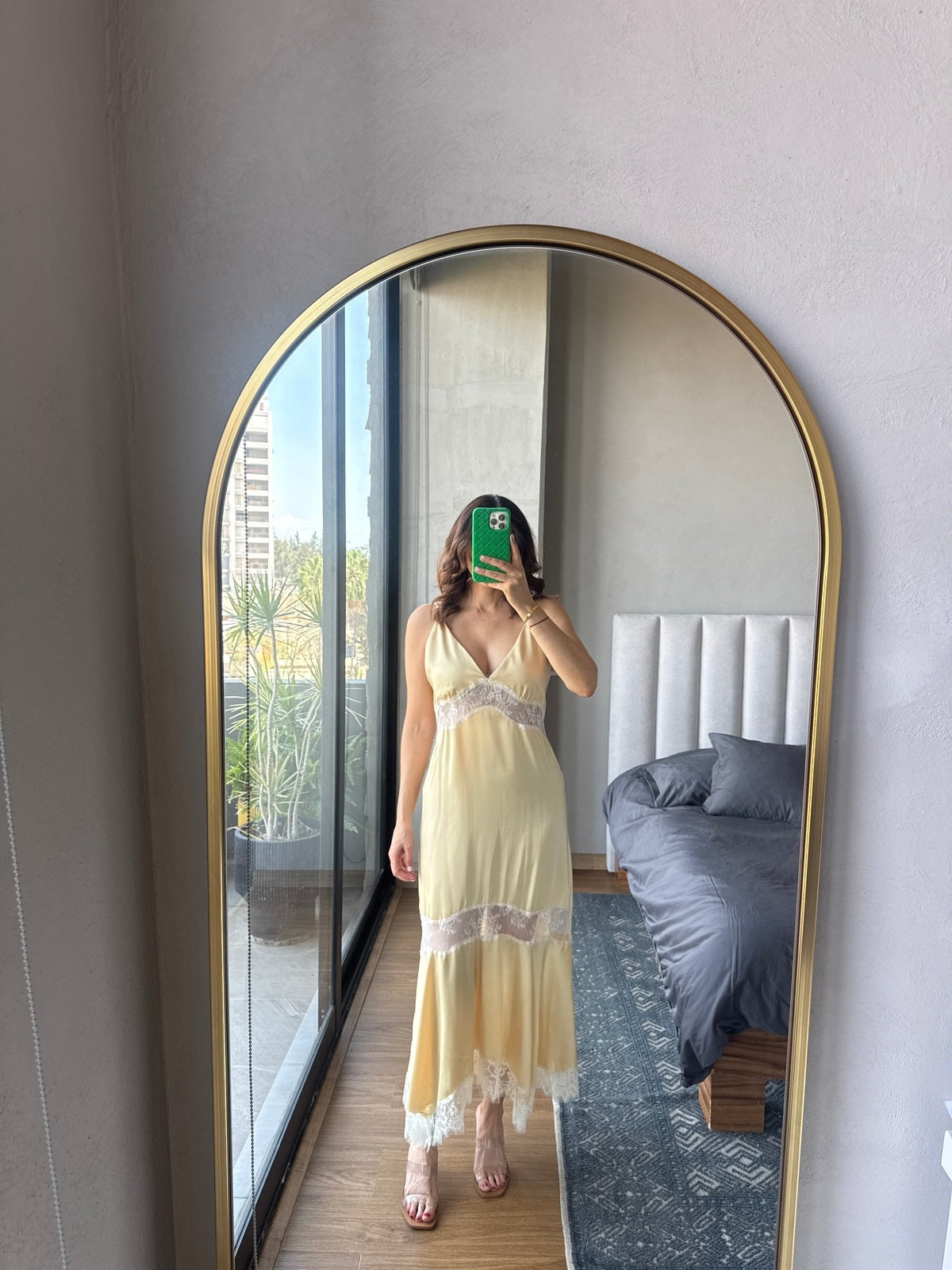 Vestido maxi satín con lace amarillo