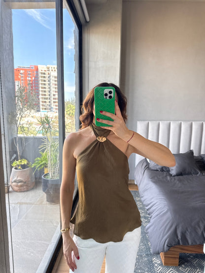 Blusa halter con detalle metal olivo