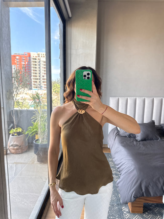 Blusa halter con detalle metal olivo