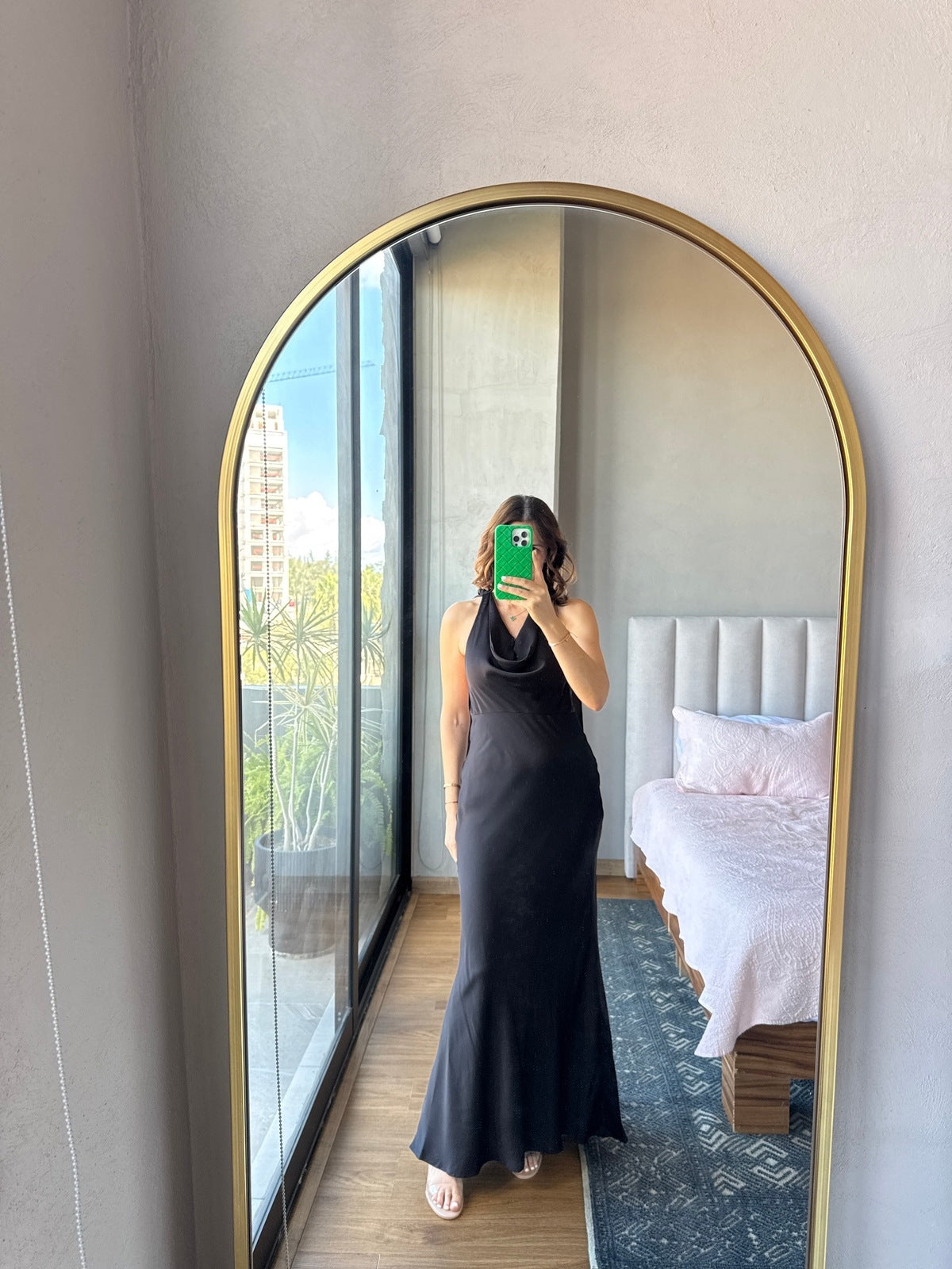 Vestido maxi halter negro satín