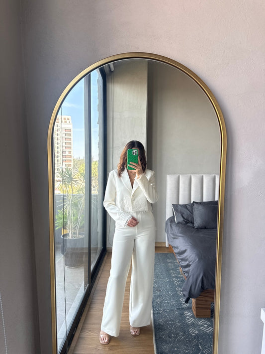 Set blazer corto y pantalón con detalle lace crema