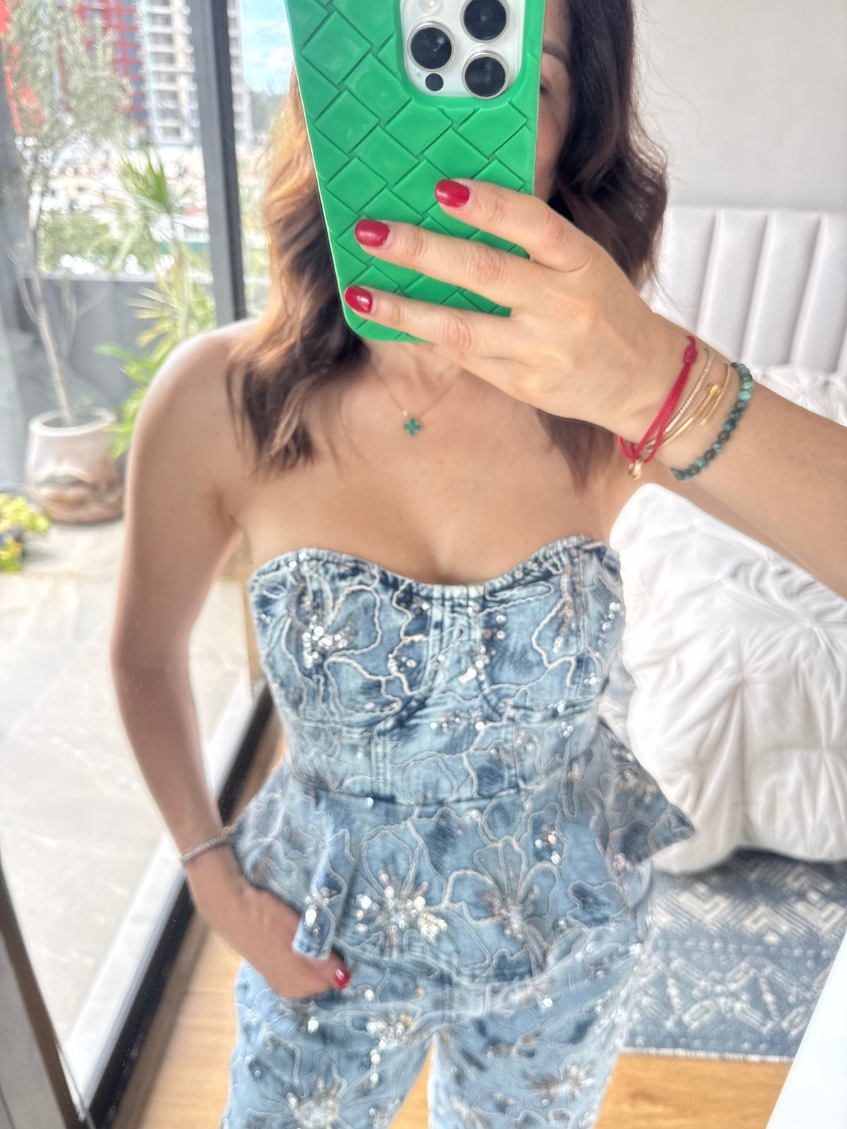 Set blusa strapless y jeans con aplicación