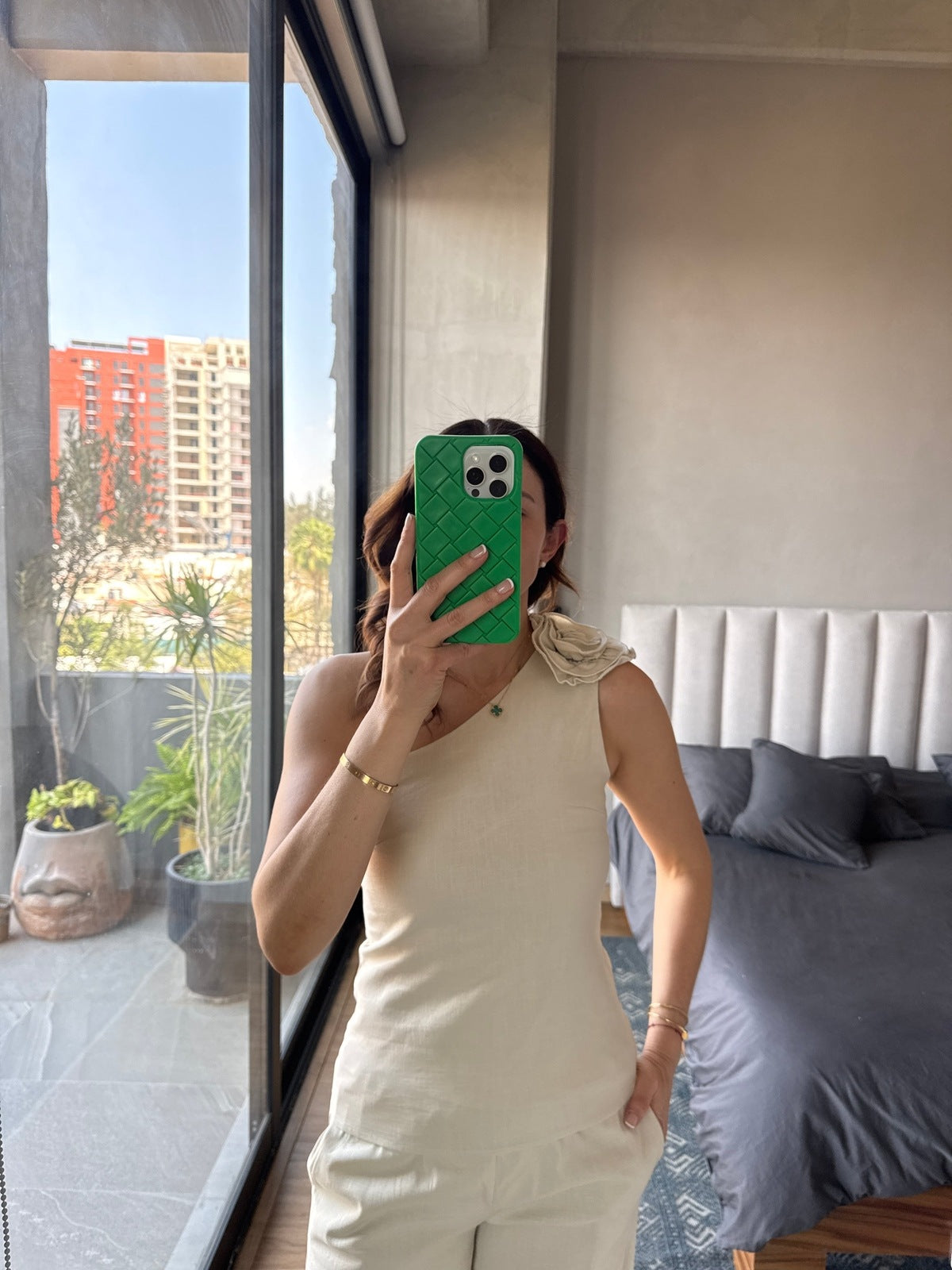 Set blusa one shoulder flor y pantalón beige