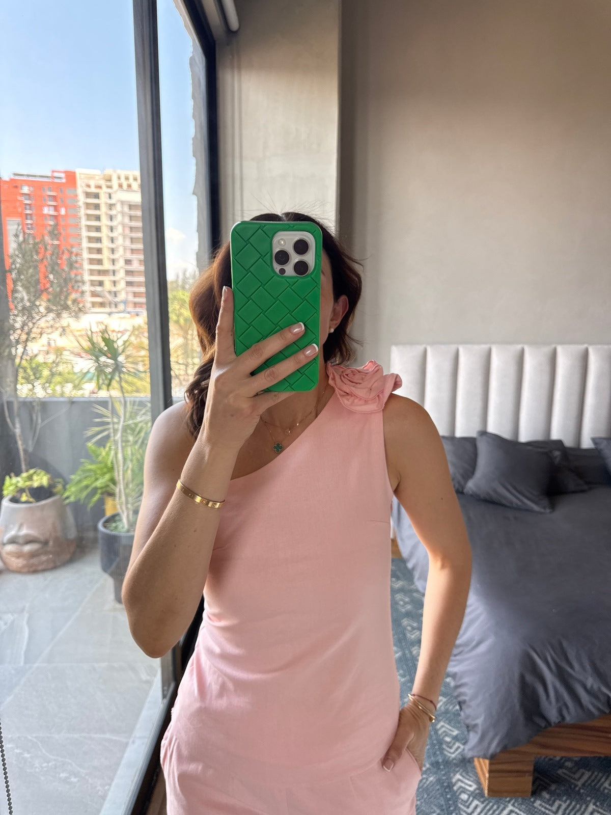 Set blusa one shoulder flor y pantalón rosa