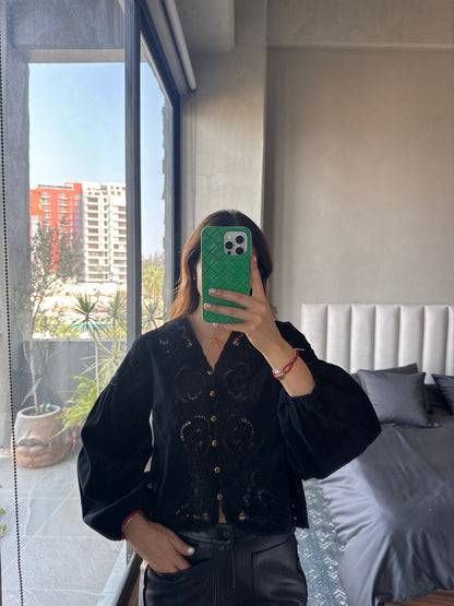 Blusa con detalle corte laser negra