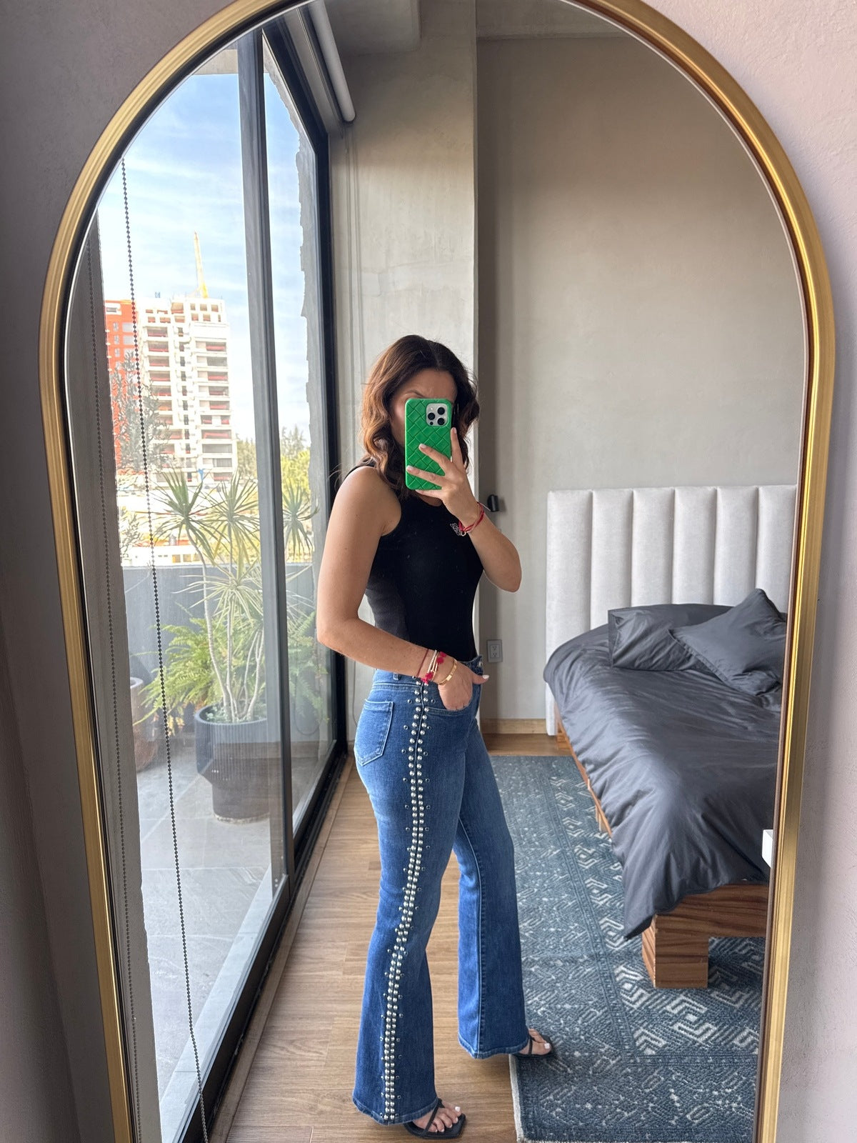 Jeans con studs laterales