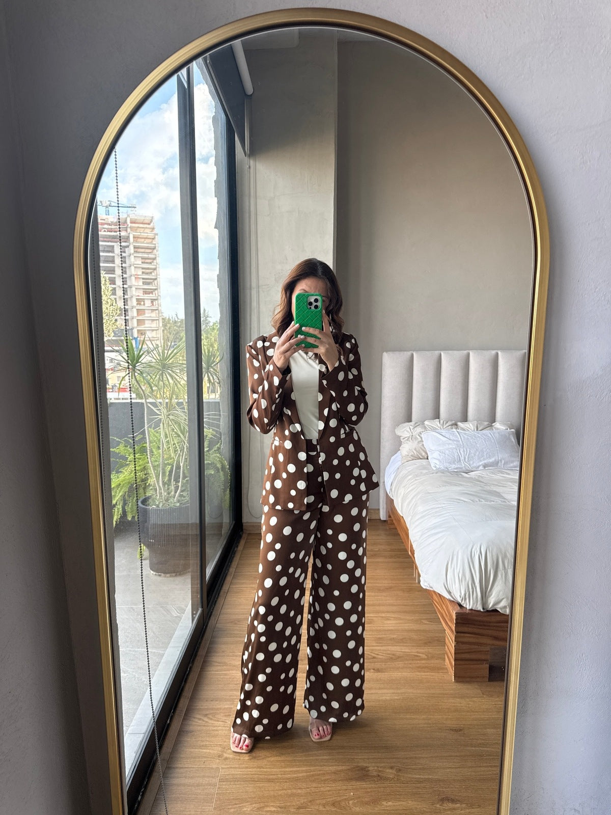 Set blazer y pantalón satín lunares café