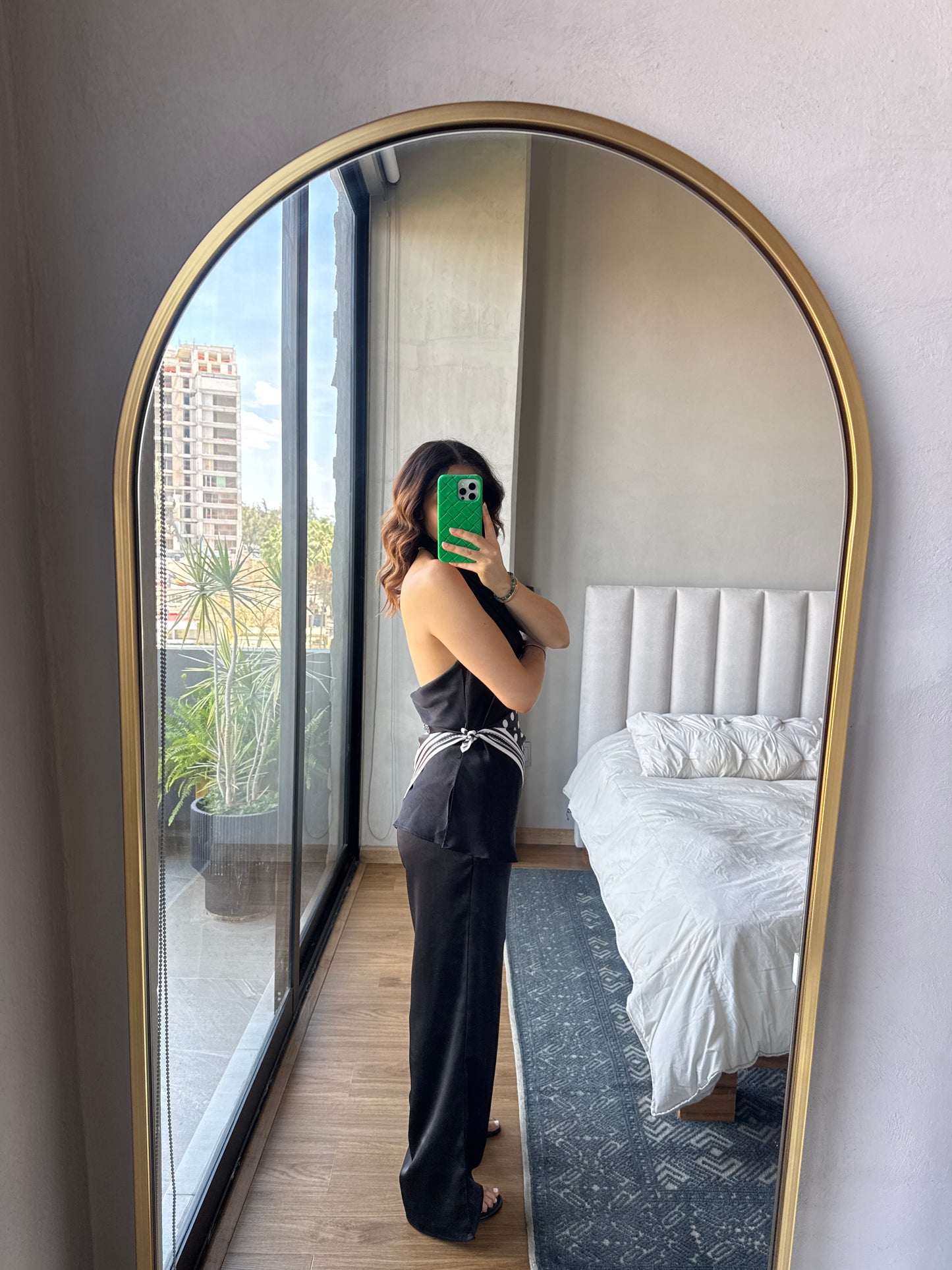 Set blusa halter y pantalón con pañoleta negro