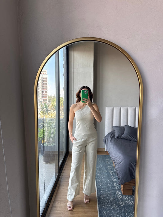 Set blusa one shoulder flor y pantalón beige