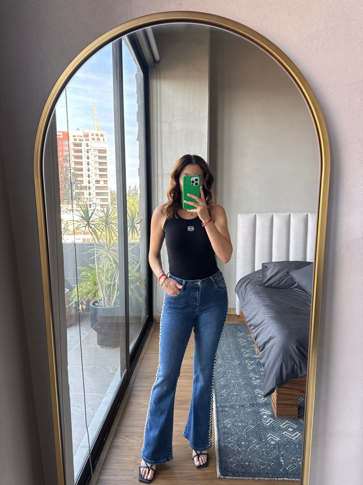 Jeans con studs laterales