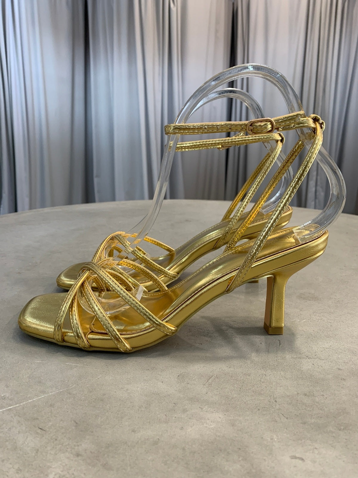 Zapatos tiras dorado