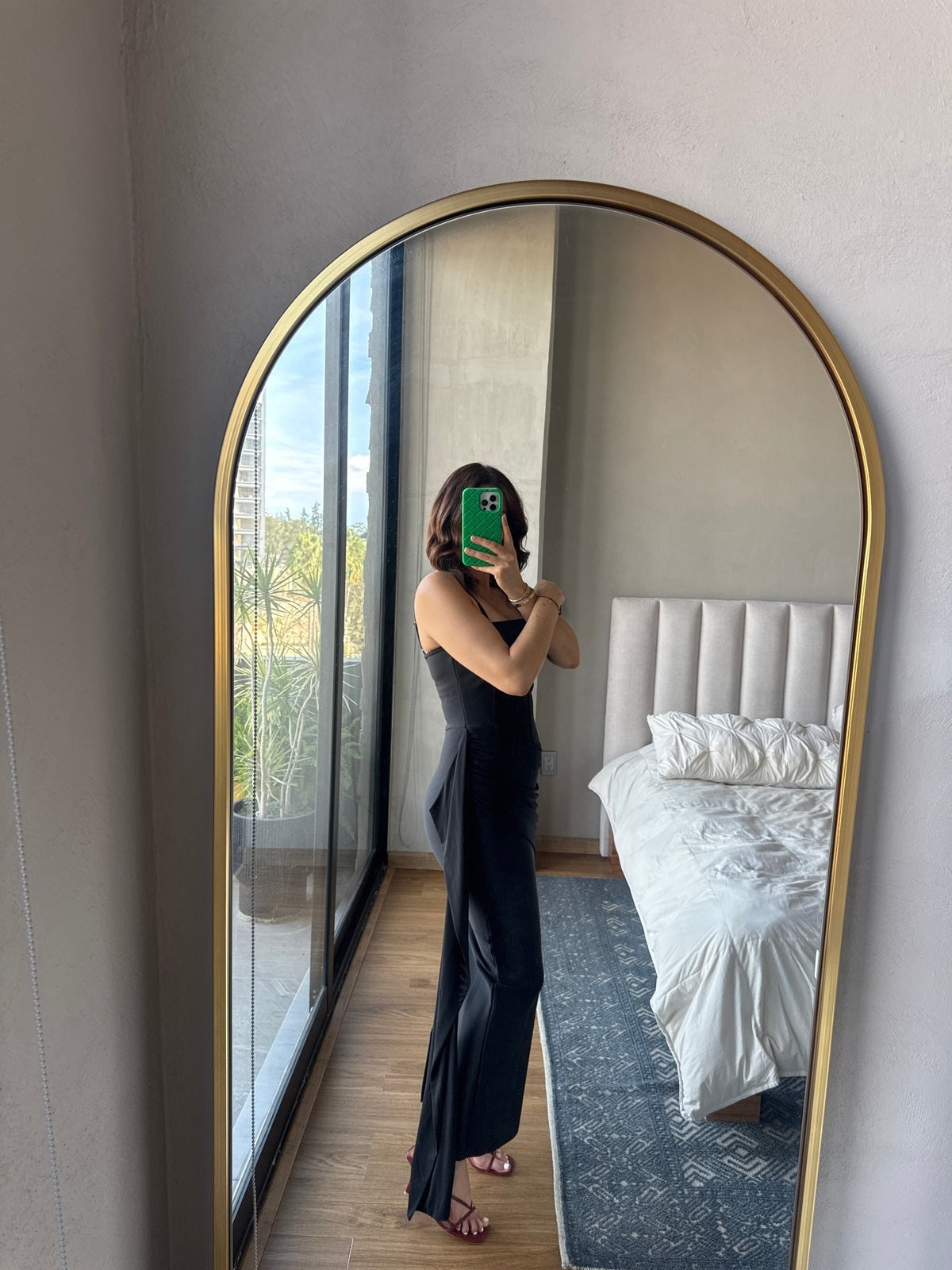 Vestido midi negro con detalle satín