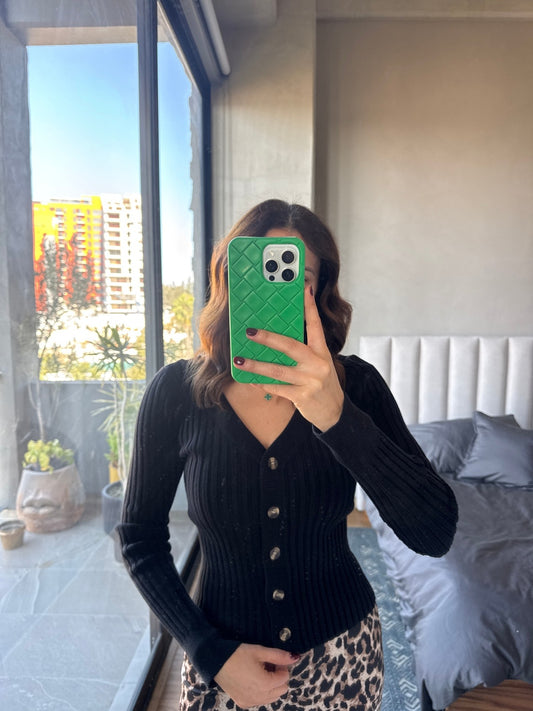 Blusa cuello V botones tejida negra