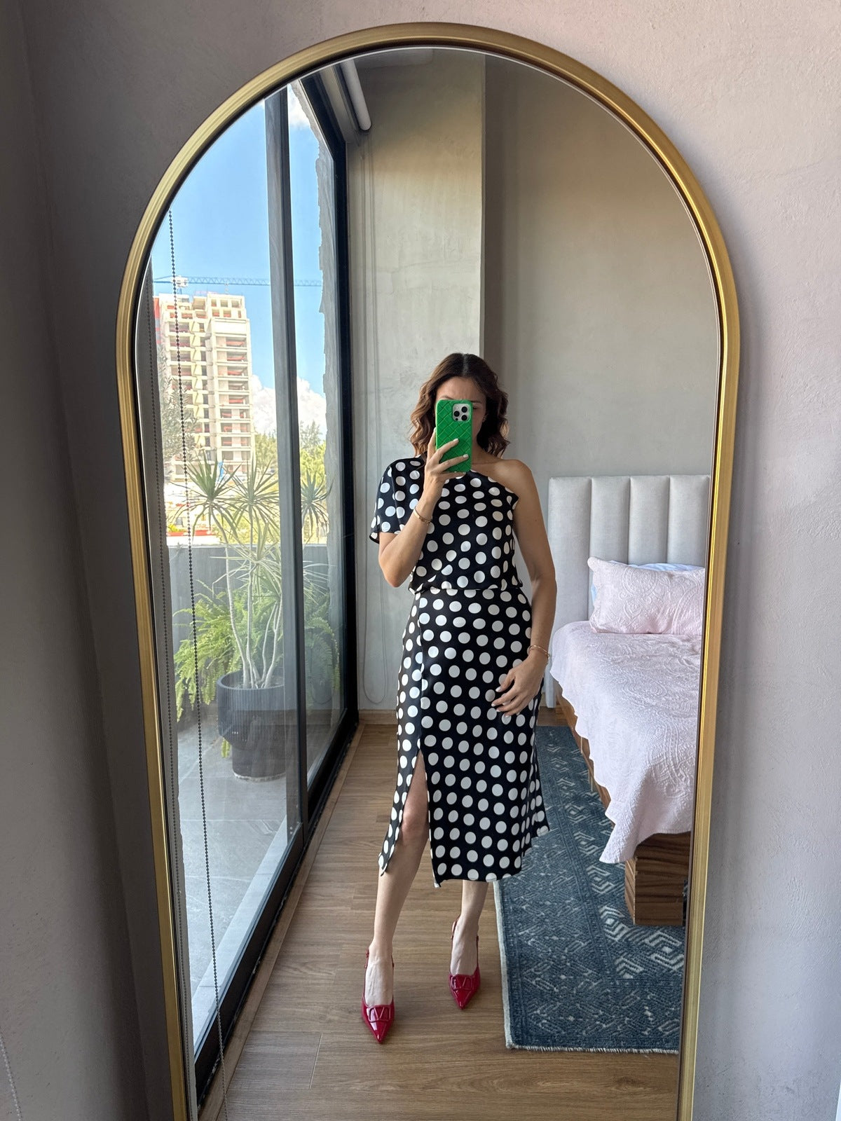 Vestido midi one shoulder lunares negro